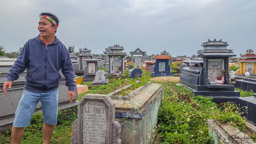 An describes some of the death and burial traditions in Vietnam.