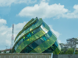 Artichoke statue/building, near the ...